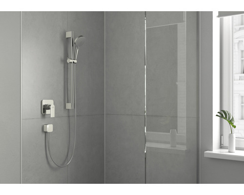 Sprchová armatura s ruční sprchou v koupelně se sprchovým koutem.