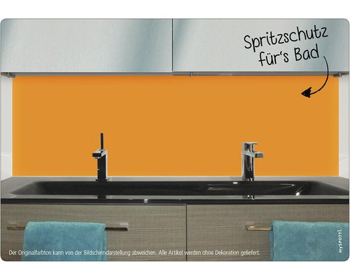 Koupelna s umyvadlem, bateriemi a ochranou proti stříkající vodě