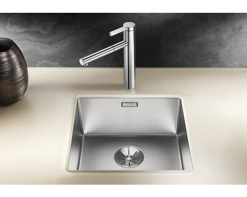 Nerezový dřez s vodovodní baterií na pracovní desce