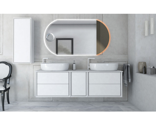 Koupelna s dvojitým umyvadlem, zrcadlem s osvětlením a závěsnou skříňkou