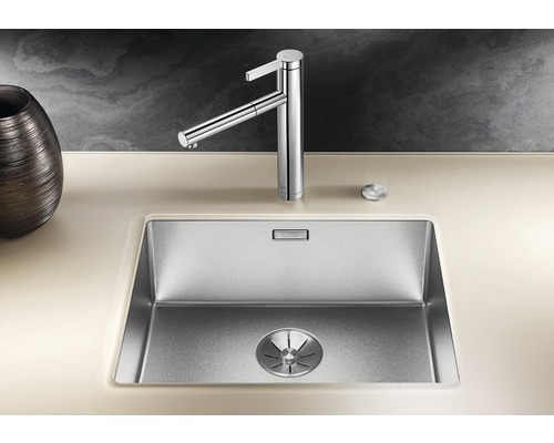 Nerezový dřez s vodovodní baterií na pracovní desce