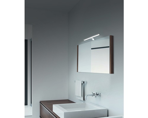 Koupelna s umyvadlem, zrcadlem a koupelnovým světlem