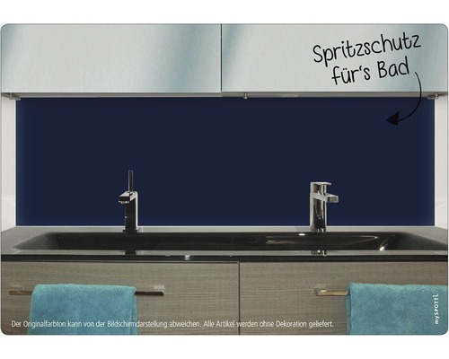 Koupelna s ochranou proti stříkající vodě, umyvadlem a ručníkem