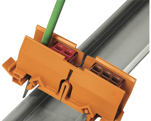 Svorkovnice s zeleným kabelem na DIN liště