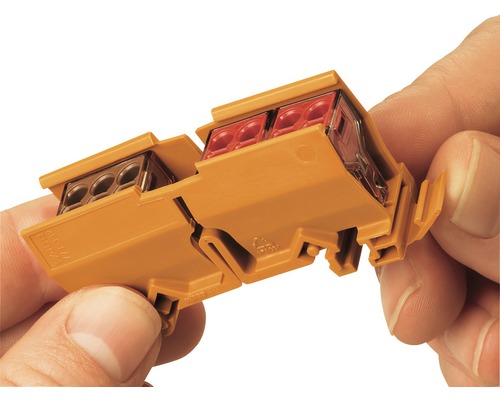 Dvě spojené řadové svorkovnice v ruce.