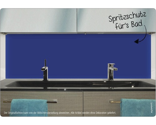 Koupelnová scéna s modrou zástěnou za umyvadlem