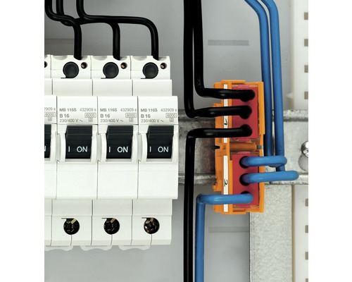 Jistič s napájecími kabely v rozvodné skříni.