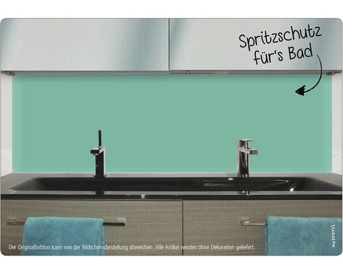 Koupelna s ochrannou stěnou proti stříkající vodě za umyvadlem