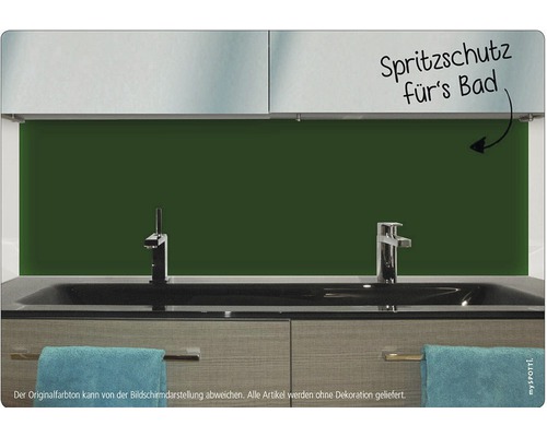 Koupelna s tmavě zelenou zástěnou, umyvadlem a armaturami