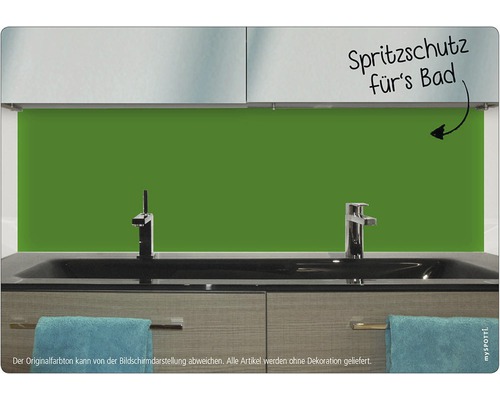 Koupelna s ochranou proti stříkající vodě za umyvadlem