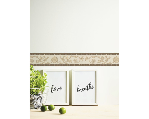 Místnost s květinovým lemem a dekoracemi.