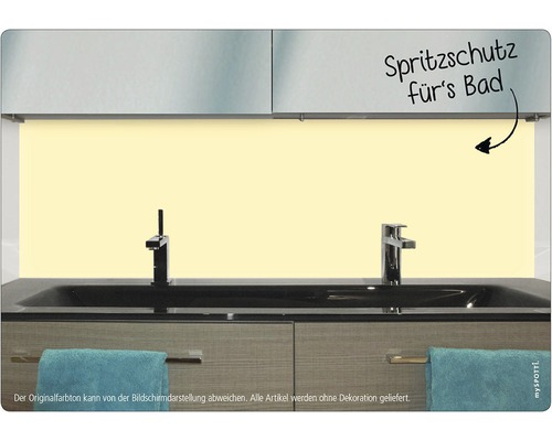 Koupelna s ochrannou stěnou za umyvadlem