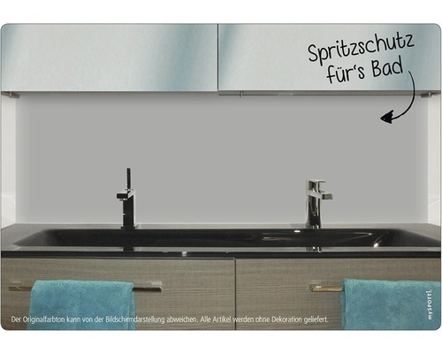 Koupelna se zrcadlovou skříňkou, umyvadlem, bateriemi a ochranou proti stříkající vodě