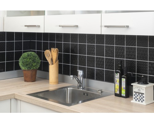 Kuchyňská scéna s dřezem, vodovodní baterií, pracovní deskou, kuchyňským náčiním a dekorací