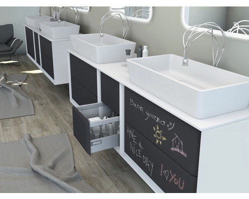 Koupelna s umyvadlem na skříňce s křídovou tabulí