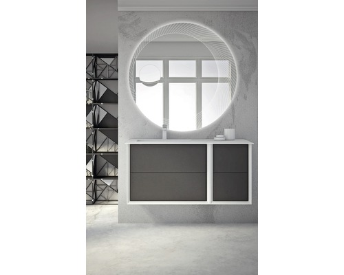 Koupelna s umyvadlovou skříňkou, umyvadlem na desku, baterií a kulatým zrcadlem s osvětlením