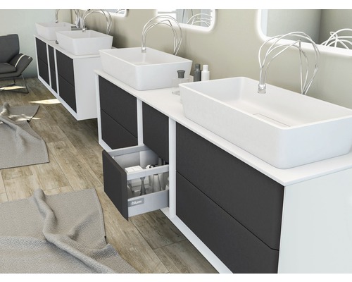 Koupelna s umyvadly, spodními skříňkami a otevřeným zásuvkovým prvkem.