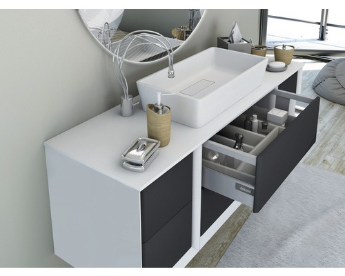 Moderní koupelna s umyvadlem, skříňkou se zásuvkami a zrcadlem