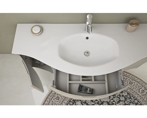 Koupelnová skříňka s umyvadlem, baterií, otevřenou zásuvkou a koupelnovými doplňky