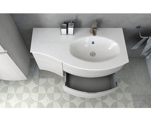 Umyvadlo s otevřenou zásuvkou, vodovodní baterií a koupelnovými doplňky