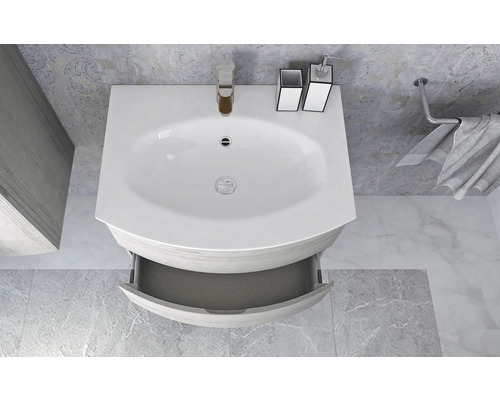 Koupelnová umyvadlová skříňka s otevřenou zásuvkou, vodovodní baterií a ručníkem