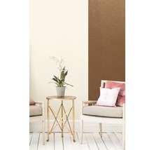 Interiérová scéna se dvěma židlemi, odkládacím stolkem a dekorativní úpravou stěn