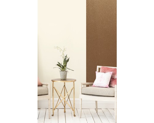 Interiérová scéna se dvěma židlemi, odkládacím stolkem a dekorativní úpravou stěn