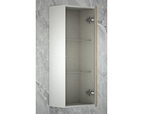 Otevřená bílá závěsná skříňka se dvěma skleněnými policemi