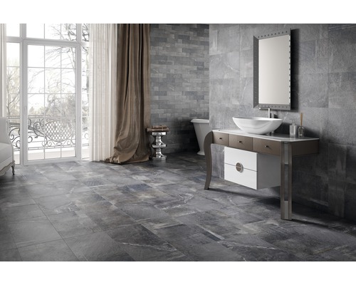 Moderní koupelna se šedými obklady stěn a podlahy, umyvadlem a oknem