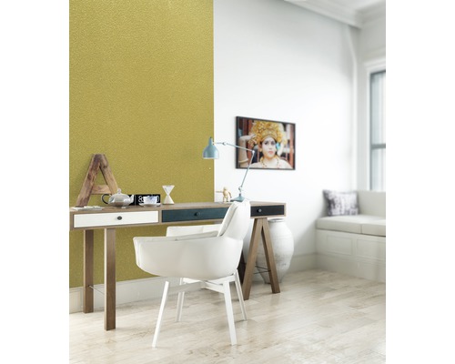 Světlá pracovna se stolem, kancelářskou židlí a zlatou stěnou