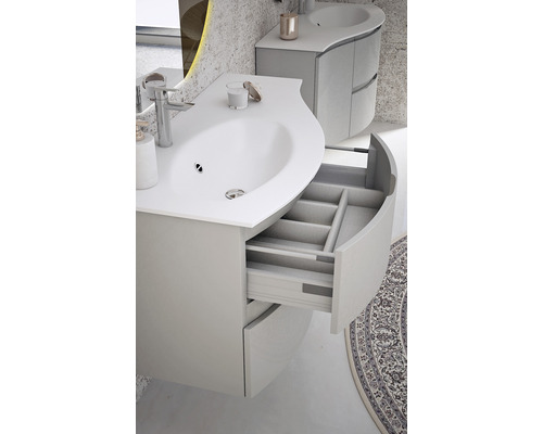 Moderní koupelna s umyvadlovou skříňkou, otevřenou zásuvkou a kulatým kobercem