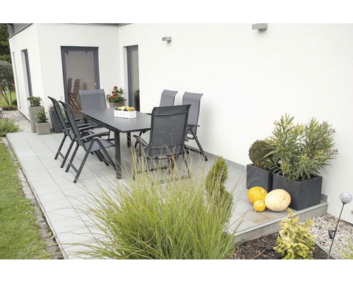 Terasa se zahradním stolem a židlemi, květináči a dekoracemi