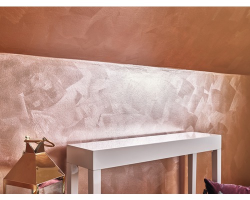 Nástěnná dekorace s metalickým efektním nátěrem a bílým konzolovým stolem