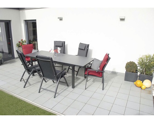 Zahradní sedací souprava se stolem a židlemi na terase.