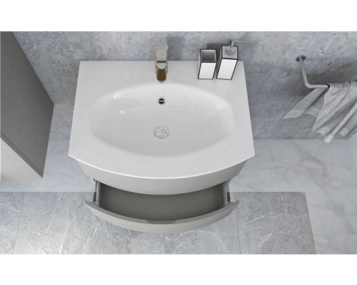 Umyvadlo s otevřenou zásuvkou, baterií a koupelnovými doplňky v koupelně