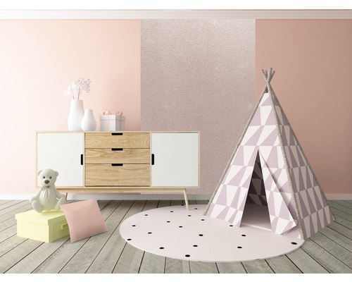 Dětský pokoj s hracím stanem, komodou a dekorací