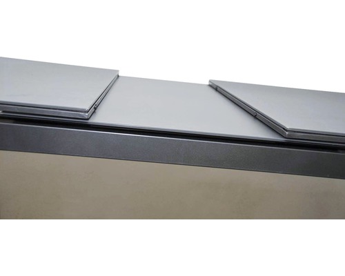 Detailní pohled na pracovní desku s vyvýšeným okrajem