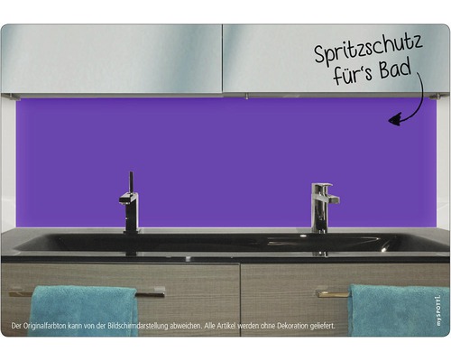 Koupelna s umyvadlem, bateriemi a zástěnou proti stříkající vodě