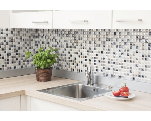 Kuchyňská scéna s mozaikovými dlaždicemi, dřezem a dekorací