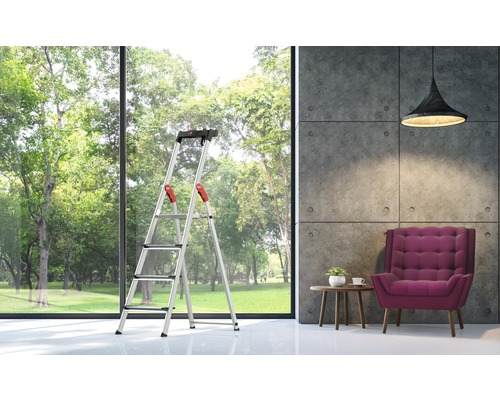 Hliníkový skládací žebřík se čtyřmi stupni v světlé místnosti