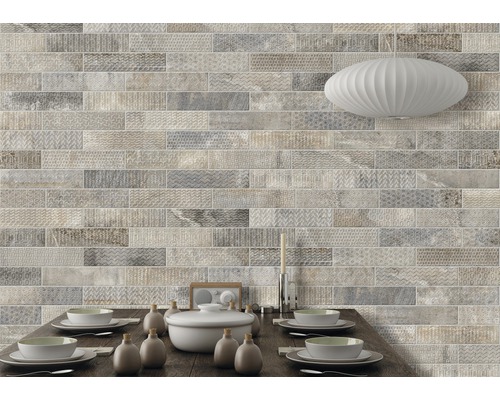 Dekorativní kameninové obkládačky v jídelně s prostřeným stolem.