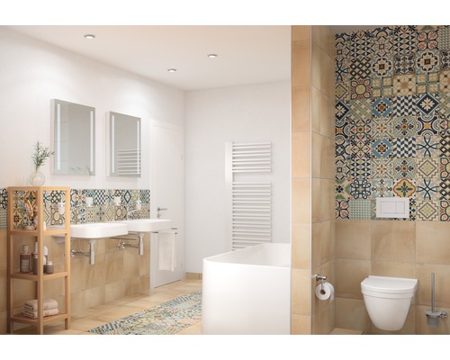 Světlá koupelna s umyvadly, zrcadly, vanou, toaletou a obklady se vzory