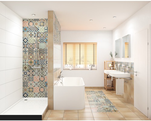 Koupelna se sprchou, vanou, dvěma umyvadly, zrcadly a vzorovanými obklady