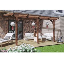 Dřevěná pergola se sedací soupravou na terase v zahradě