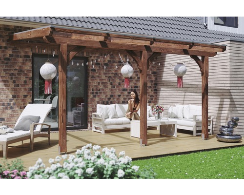 Dřevěná pergola se sedací soupravou na terase v zahradě