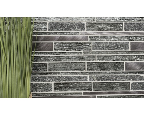 Mozaiková dlaždice se skleněnými a kovovými prvky