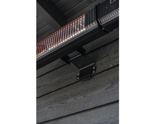 Detail pohledu na namontovaný ohřívač na dřevěné stěně.