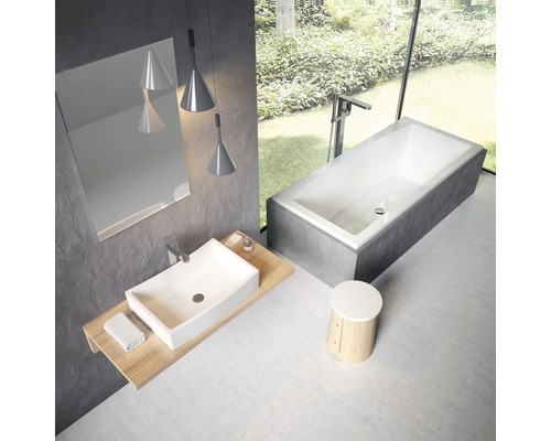 Pohled shora na koupelnu s umyvadlem, zrcadlem, vanou a stoličkou