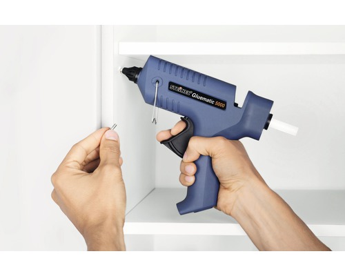 Použití tavné pistole Steinel Gluematic 5000 k připevnění kolíku na bílou polici