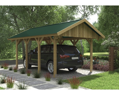 Dřevěný carport se zelenou střechou a autem